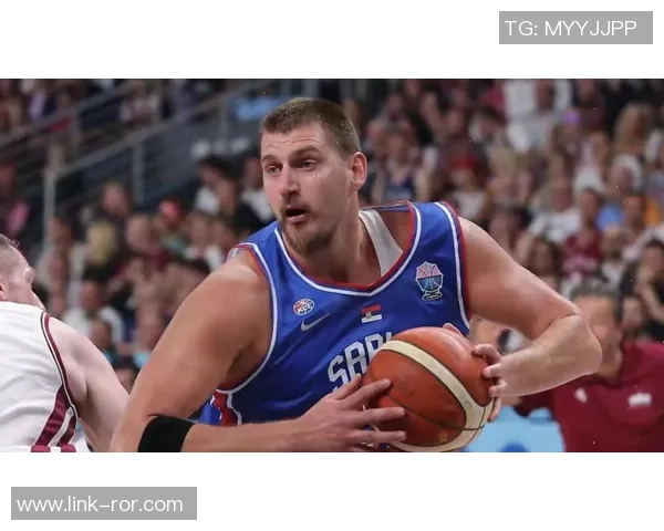 约基奇受伤后痛苦翻滚扶栏而行左脚无法承重艰难回更衣室